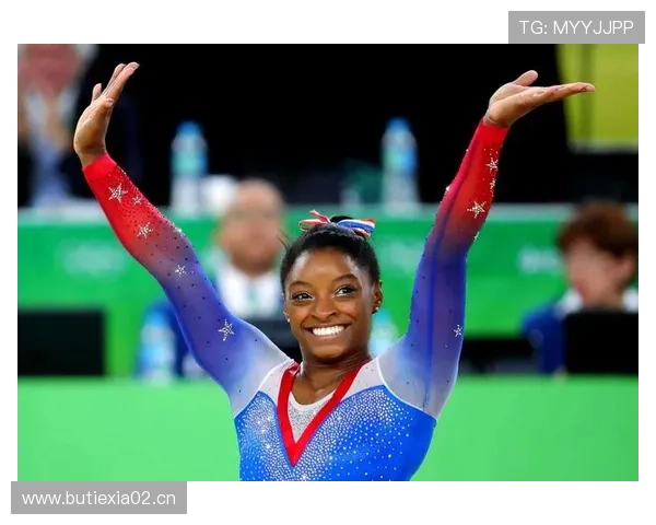 西蒙·拜尔斯练完一个动作，旁边教练都笑了，谁给她拍videos才敢发朋友圈？